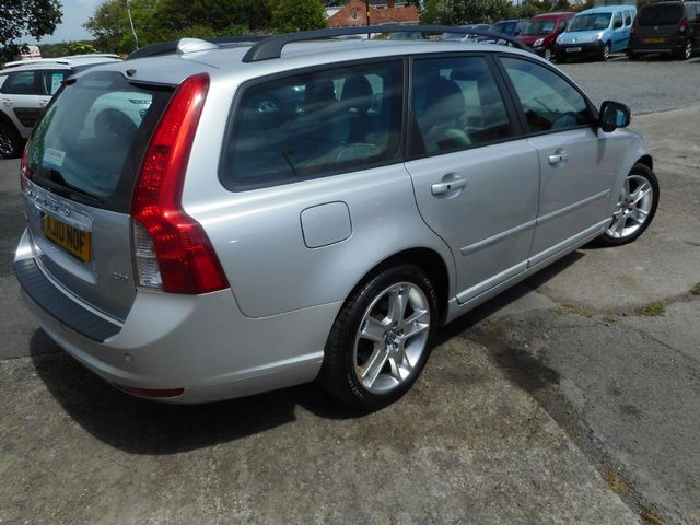 2010 VOLVO V50 2.0D SE Sportswagon - Picture 3