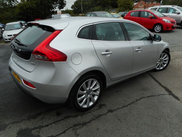 2014 VOLVO V40 D2 SE Lux Nav - Picture 3