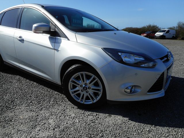 2013 FORD Focus Titanium 1.6 Ti-VCT 125 PS Powershift - Picture 2