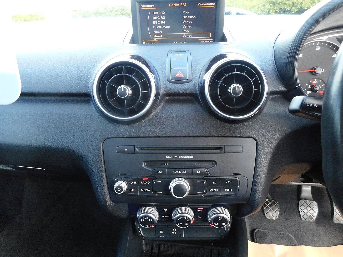 AUDI A1 1.6 TDI Sport 105PS (2011) - Picture 14