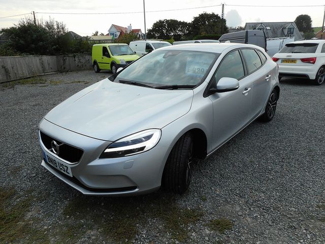 2018 VOLVO V40 T2 Momentum Nav - Picture 2