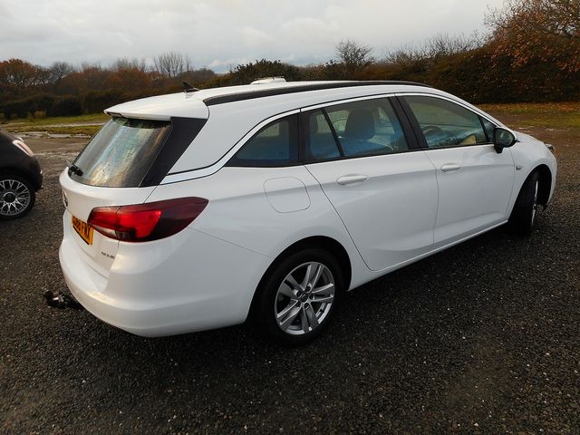 2017 VAUXHALL Astra Sports Tourer TECH LINE 1.6CDTi 110PS S/S ecoFLEX - Picture 4