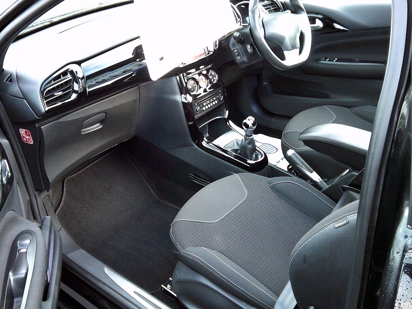 CITROEN DS3 Cabrio VTi 120 DStyle (2013) - Picture 26
