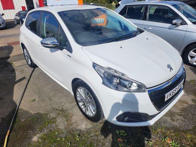 2019 PEUGEOT 208 Signature 1.2L PureTech 82 S&S - Picture 2